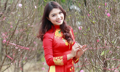 Hoa khôi Imiss Thùy Dương đọ sắc bên cánh đào Xuân