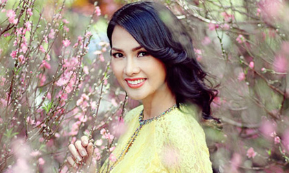 Anh Thư tươi tắn bên sắc hoa đào