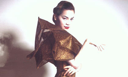 So độ tự trọng của showbiz và nhà văn Việt