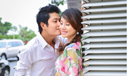 Nguyễn Văn Chung hôn yêu vợ trên phố
