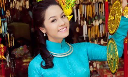 Nhật Kim Anh dịu dàng trong tà áo dài du xuân