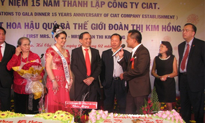 Các HH Quý bà Thế giới đến Việt Nam chúc mừng Đệ nhất HHQBTG Kim Hồng