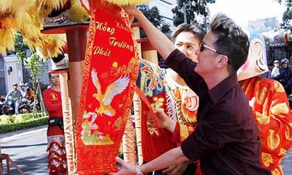 Mr Đàm khai trương công ty thời trang đầu năm mới