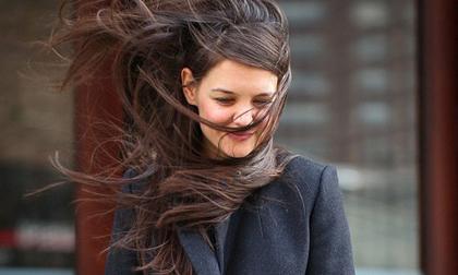 Katie Holmes tóc tai bù xù "như tổ quạ" vì gió