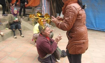 Thu nhập 'khủng' của ăn xin đền Bảo Hà