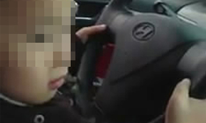 Clip bé 4 tuổi lái ô tô ở Hà Nội