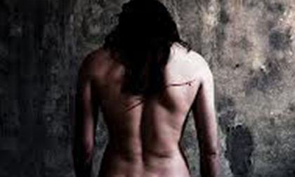 Vừa bị hiếp, vừa phải chịu 100 đòn roi