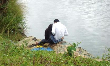 Đang "mây mưa" bên bờ kè, bị trộm lấy mất quần