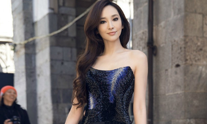 Ngô Bội Từ khoe vai thon và làn da trắng mịn với váy quây sang trọng