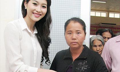Hoa hậu Thu Thảo trao hàng trăm phần quà Tết cho bà con nghèo