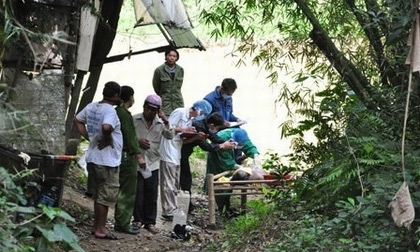 Xác nữ sinh 18 tuổi lõa thể trôi trên sông