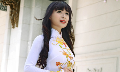 Hoa hậu điện ảnh Kiều Chinh diện áo dài long phụng xuống phố đón xuân