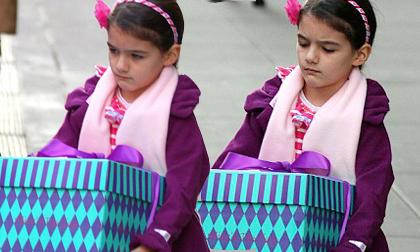 Suri mặt mày bí xị vì phải bê quà giúp mẹ