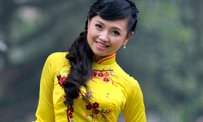 Trang MC rạng rỡ áo dài xuống phố đón xuân