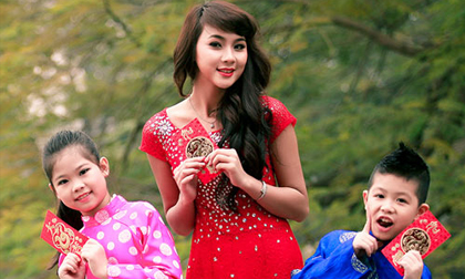 Hot girl Nga Tây vui Tết cùng các em thơ