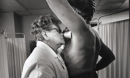 Kỳ lạ nghề thử băng vệ sinh, ngửi mùi cơ thể