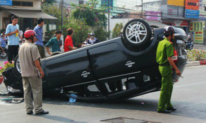Xe biển tứ quý tông vào "con lươn", lật ngửa giữa đường
