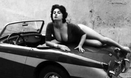 Người đẹp Âu Mỹ sớm biết lả lơi tạo dáng bên xe hơi