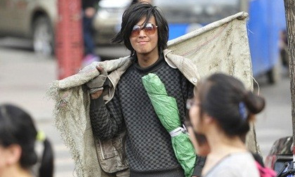 'Lãng tử nhặt rác' gây sốt cộng đồng mạng