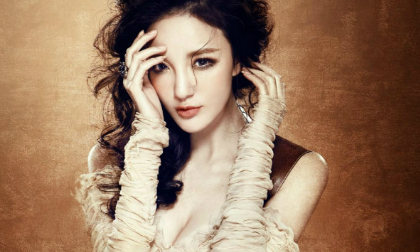 Ngắm Lưu Vũ Hân đẹp ma mị trong khung hình cổ điển