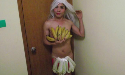 Chướng mắt chàng thanh niên lấy hoa quả che thân giả gái