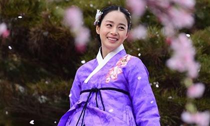 Kim Tae Hee tươi rói trong trang phục truyền thống