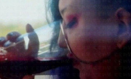 Nữ thợ xăm hình uống… máu tươi thay nước