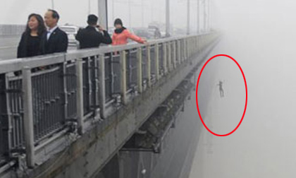 Vô tình 'chộp' cảnh cặp đôi nhảy cầu tự tử