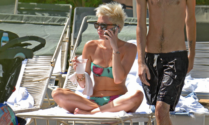 Miley Cyrus khoe thân chi chít hình xăm