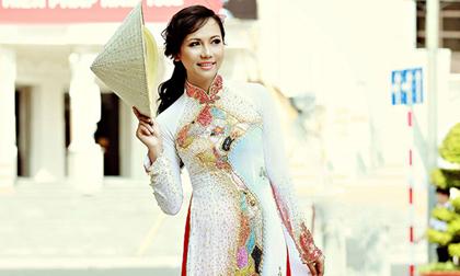 Kim Va thướt tha với áo dài "lạ" ra phố