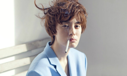 "Gái một con" Tôn Lệ "bệ rạc" phì phèo thuốc lá