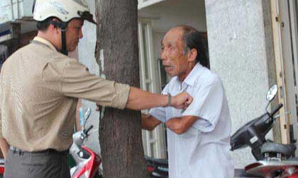 Cụ già mù khóc thảm thiết vì bị cướp hết vé số