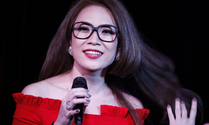 Mỹ Tâm hóa nữ sinh với kính mắt to và váy đỏ