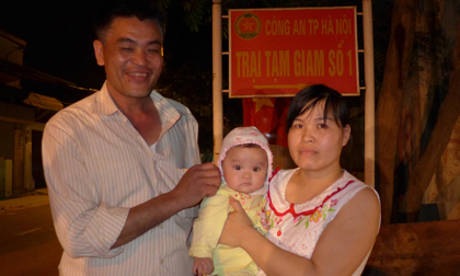 Bé hơn 3 tháng tuổi "đi tù" được...tự do