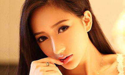 Ngắm thiếu nữ khoe cơ thể "mơn mởn" với nội y ren