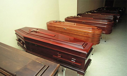 Thiếu tiền làm tang lễ, con gái ngủ bên xác mẹ suốt 8 tháng