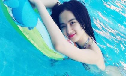 Angela Phương Trinh khoe da trắng mịn dưới bể bơi