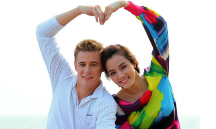 Trang Nhung và 'bạn trai' Tây lãng mạn trên biển