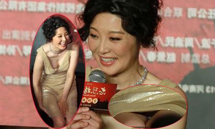 Sao U50 tìm mọi cách che chắn nhưng vẫn lộ nội y 