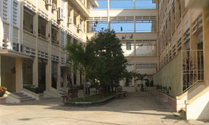 Bé trai 11 tháng tuổi bị taxi tông chết trong sân bệnh viện