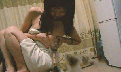 Những người phụ nữ thích để động vật bú