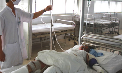 Chồng tưới 5 lít xăng đốt vợ đang tắm