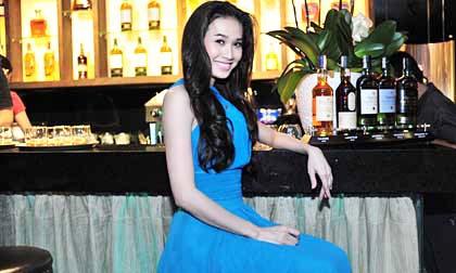  Hoa hậu Dương Mỹ Linh quyến rũ vai trần cùng váy xanh 