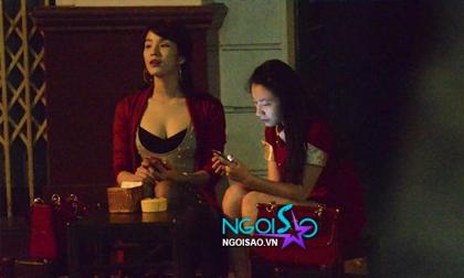 Diệp Lâm Anh "vòng 1 lấp ló" ngồi cafe vỉa hè