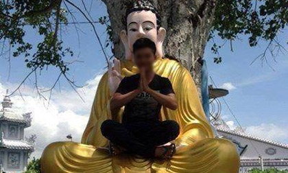 Phẫn nộ nam thanh niên ngồi lên tượng Phật