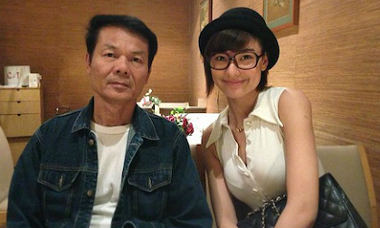 Hồng Quế cùng bố tổ chức mùng 8-3 ấm áp cho mẹ 