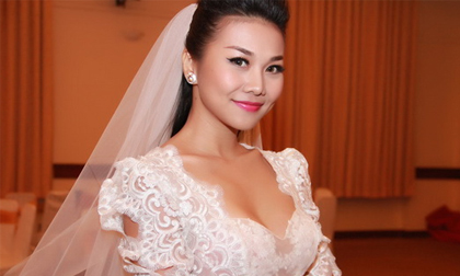 Thanh Hằng rạng ngời với váy cưới không nội y