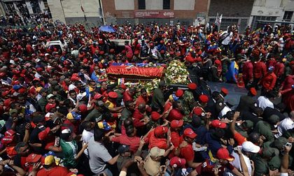 “Biển người” rước linh cữu cố Tổng thống Chavez