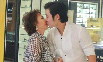 Vũ Hoàng Việt hôn "bồ già tỷ phú" giữa trung tâm thương mại