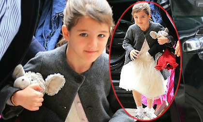 Suri xinh như công chúa với váy xòe trắng